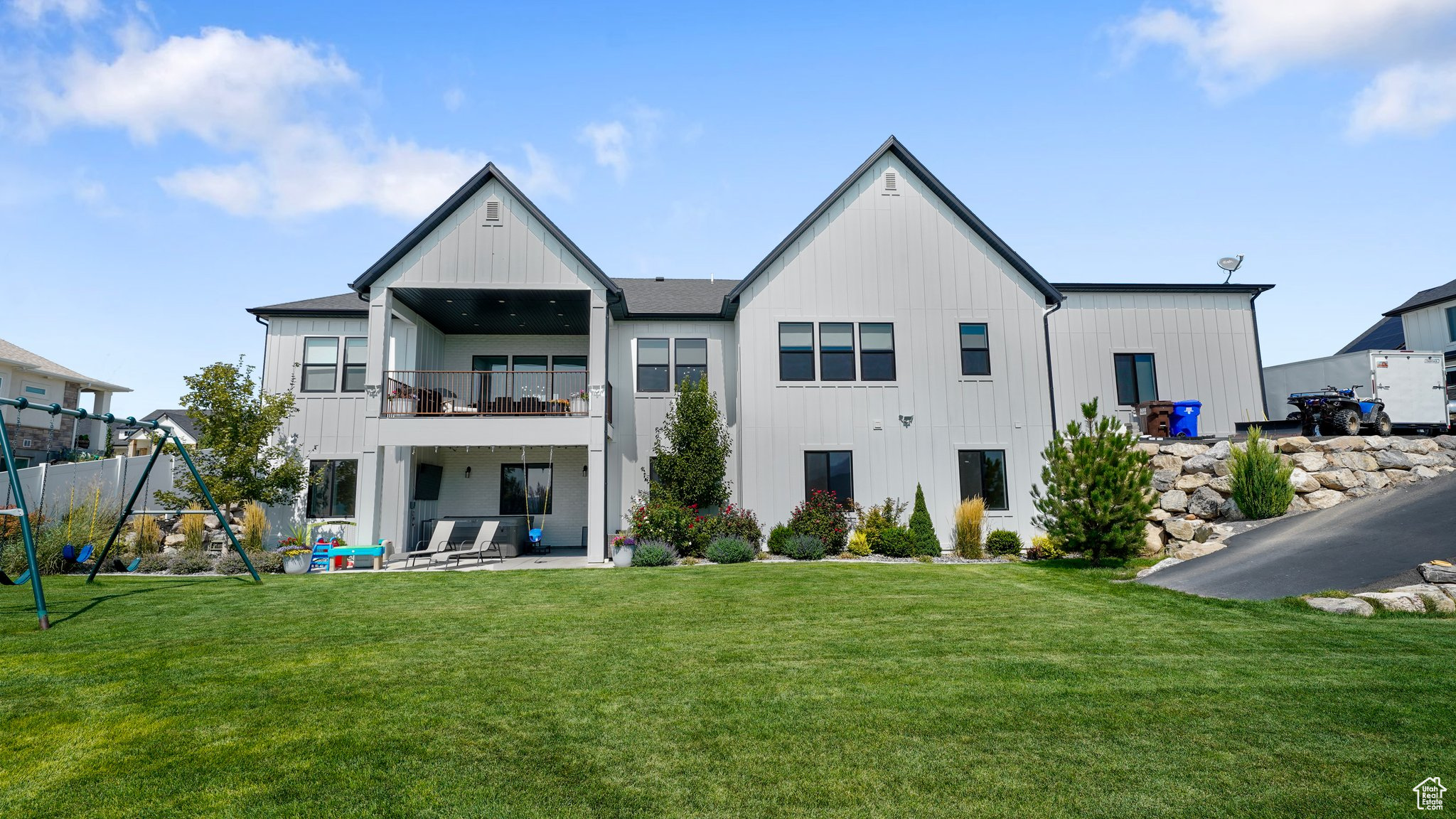 2864 E LAKESIDE DR