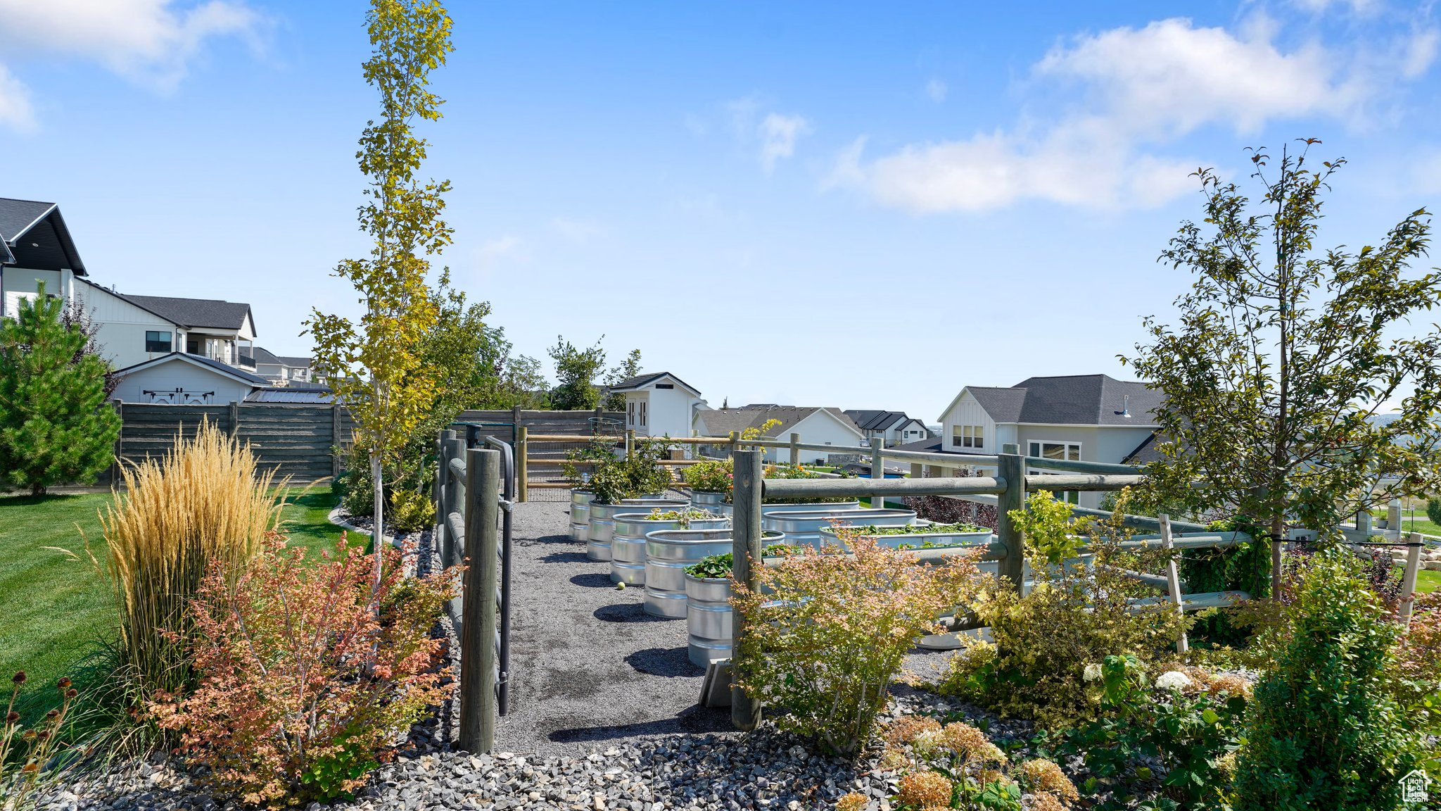 2864 E LAKESIDE DR