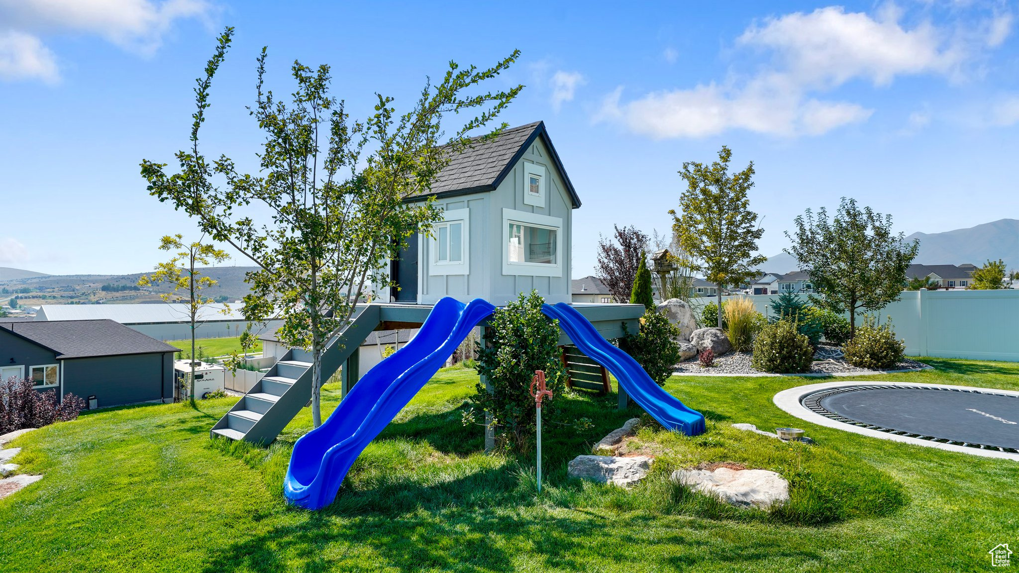 2864 E LAKESIDE DR