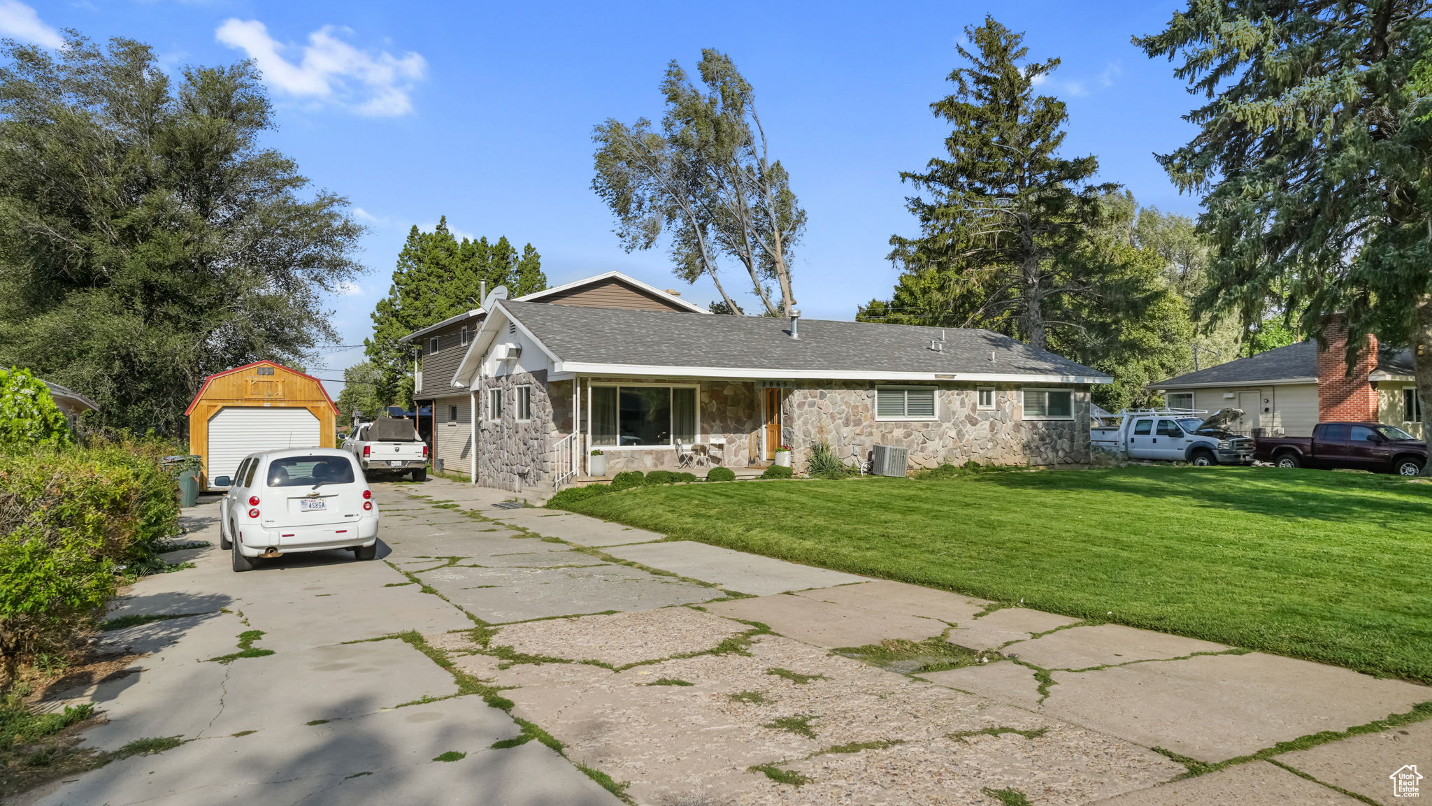 2065 ROBINS AVE