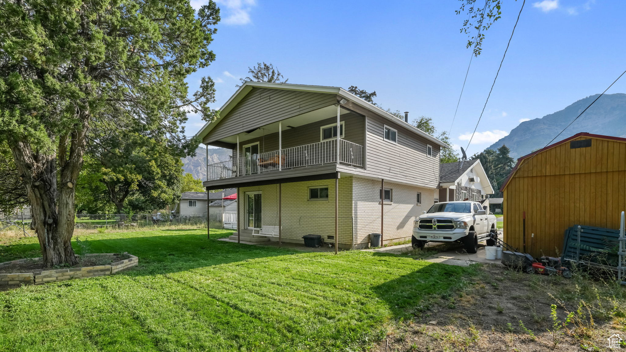 2065 ROBINS AVE