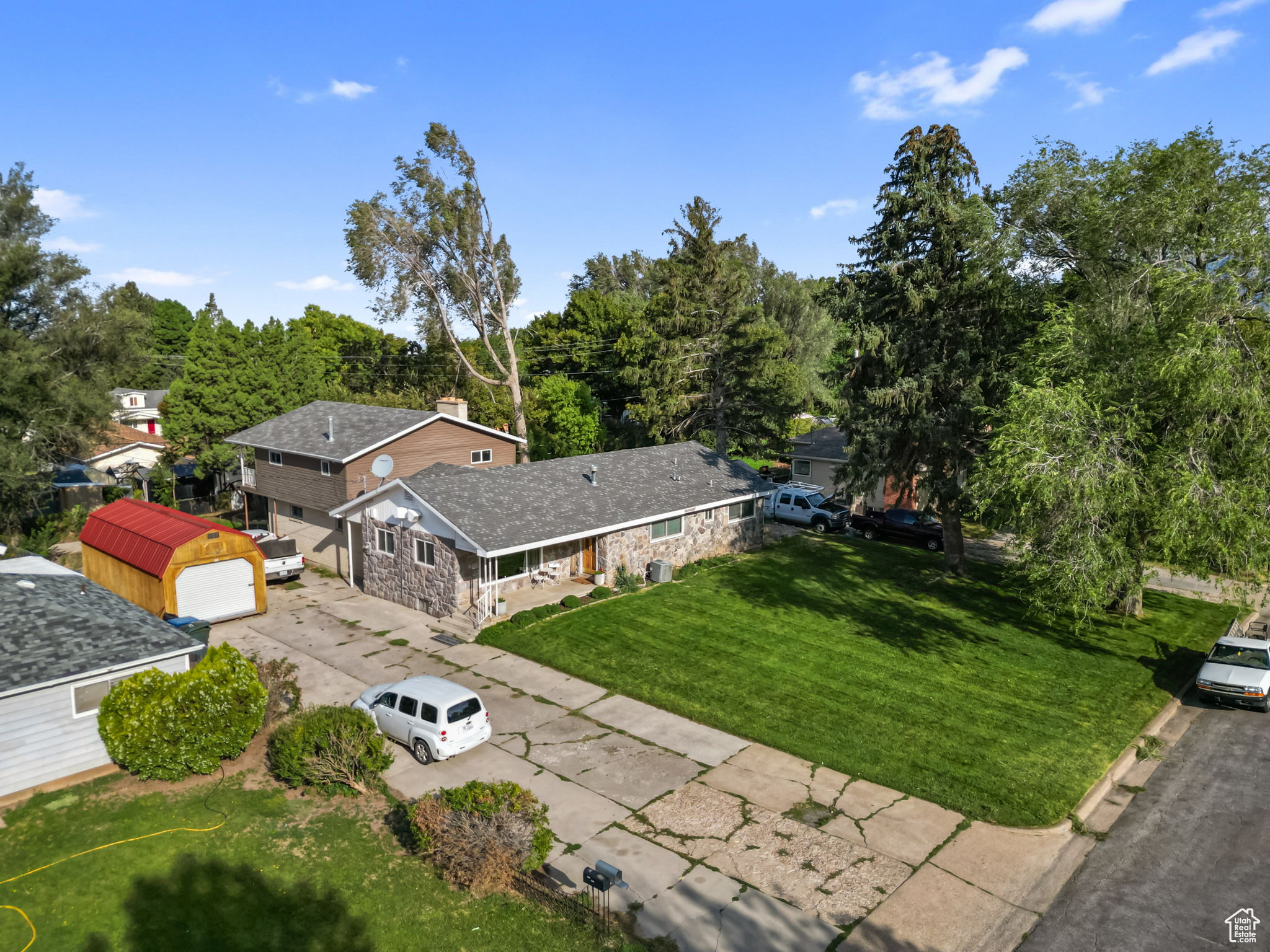 2065 ROBINS AVE