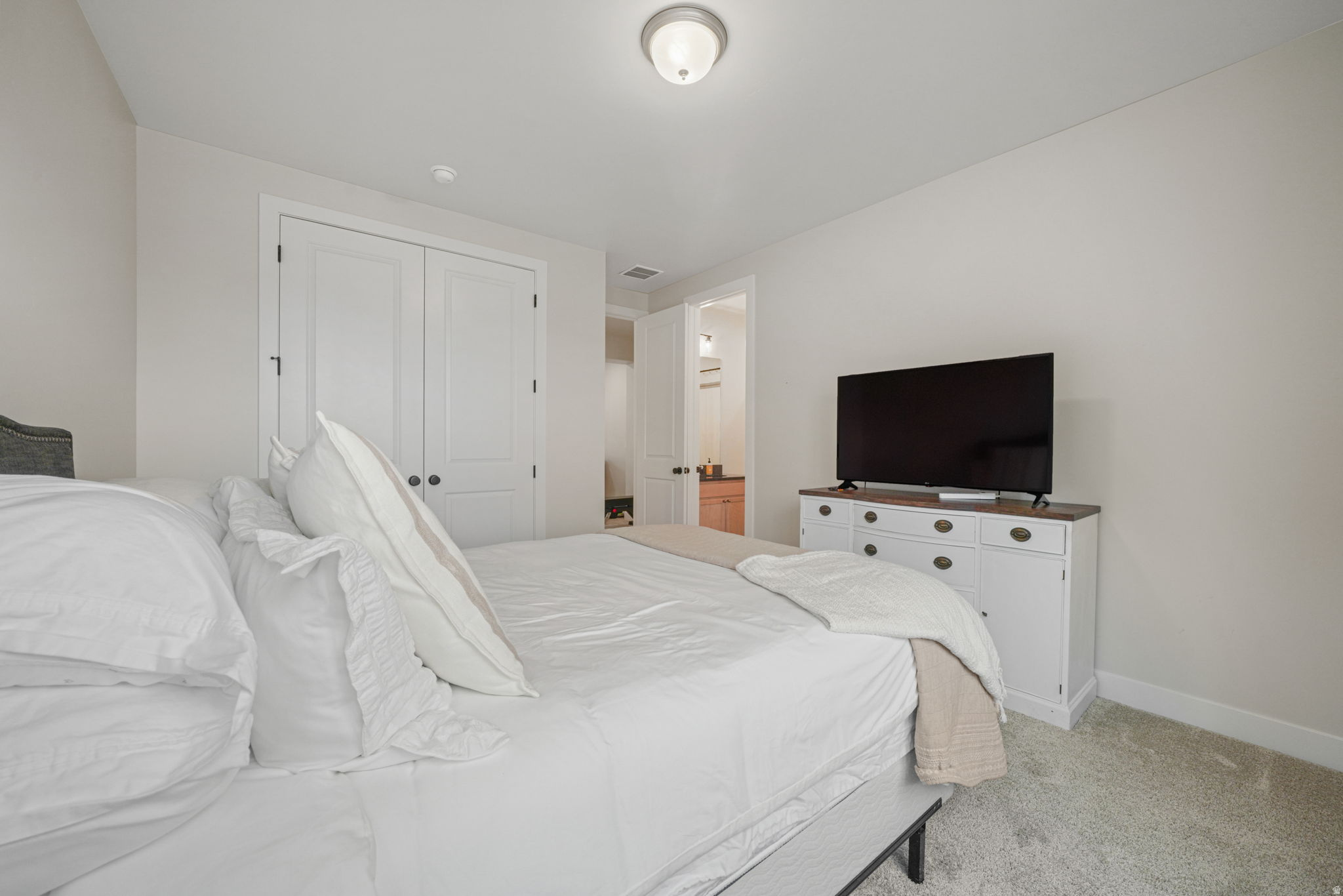 1802 W OAK CREEK CIR