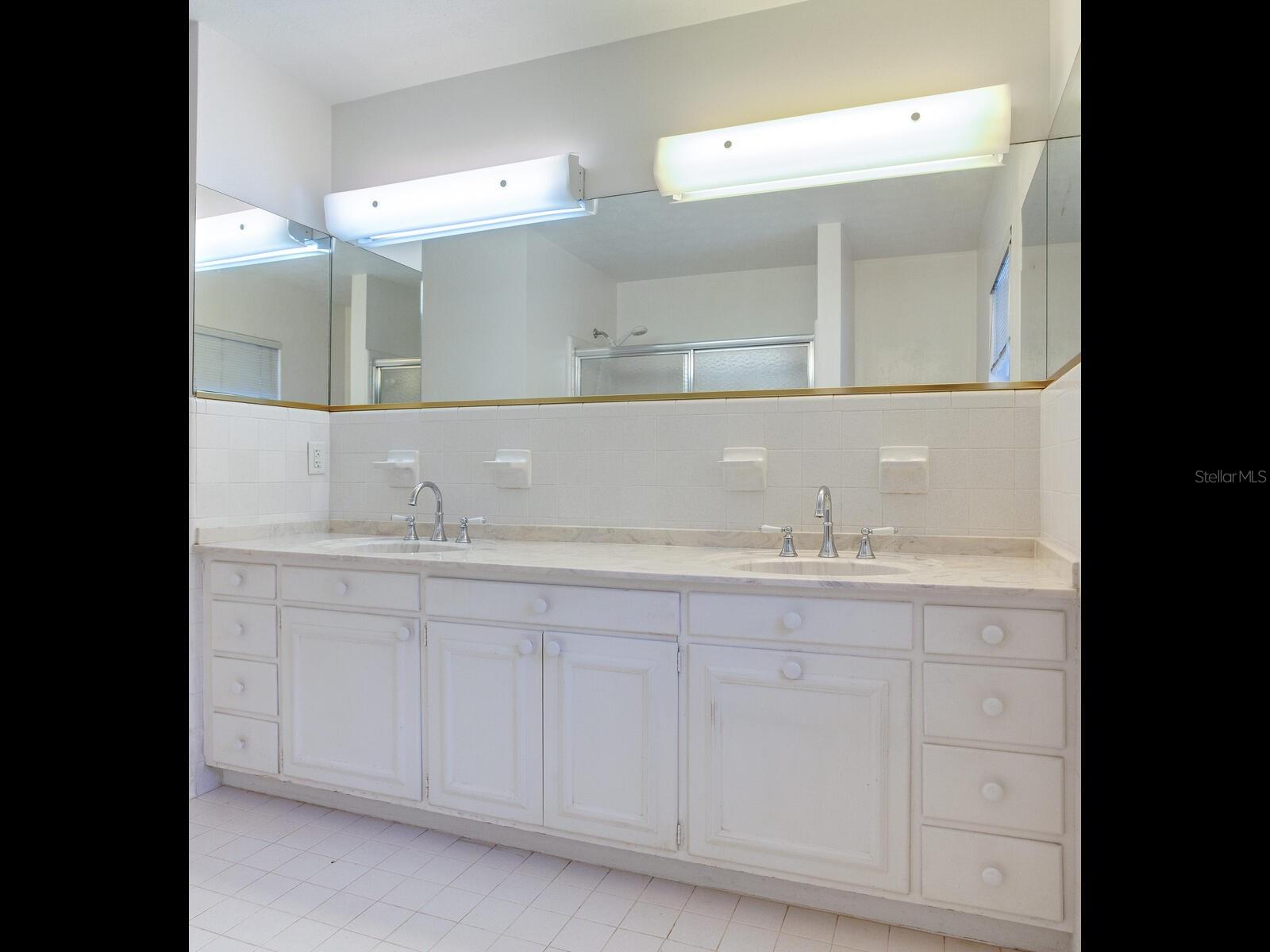 2902 W BAYSHORE CT