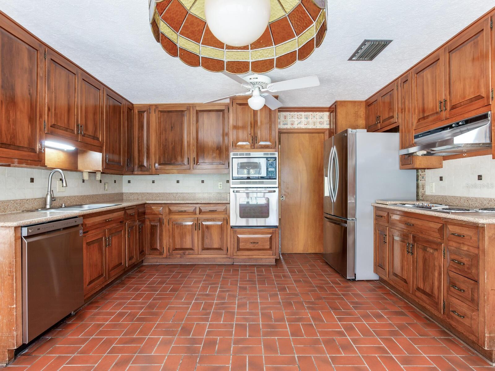 2902 W BAYSHORE CT