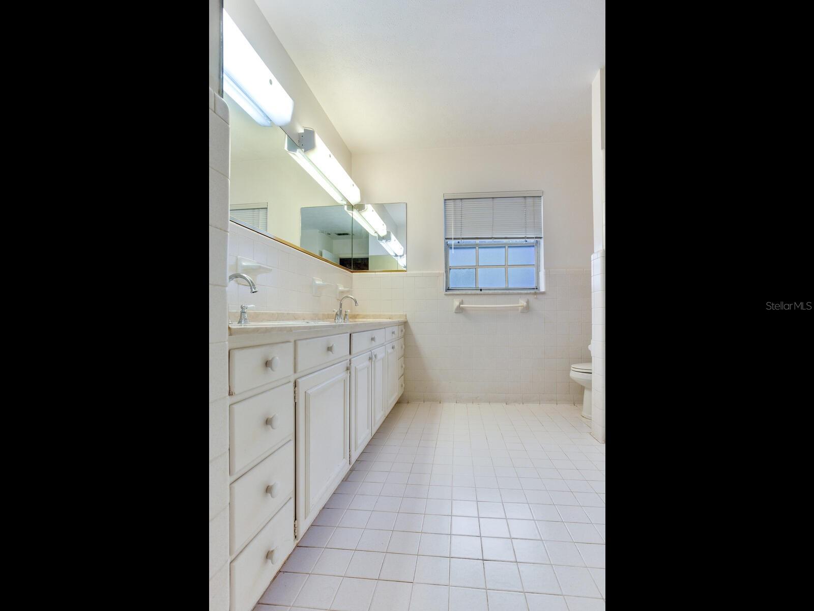 2902 W BAYSHORE CT
