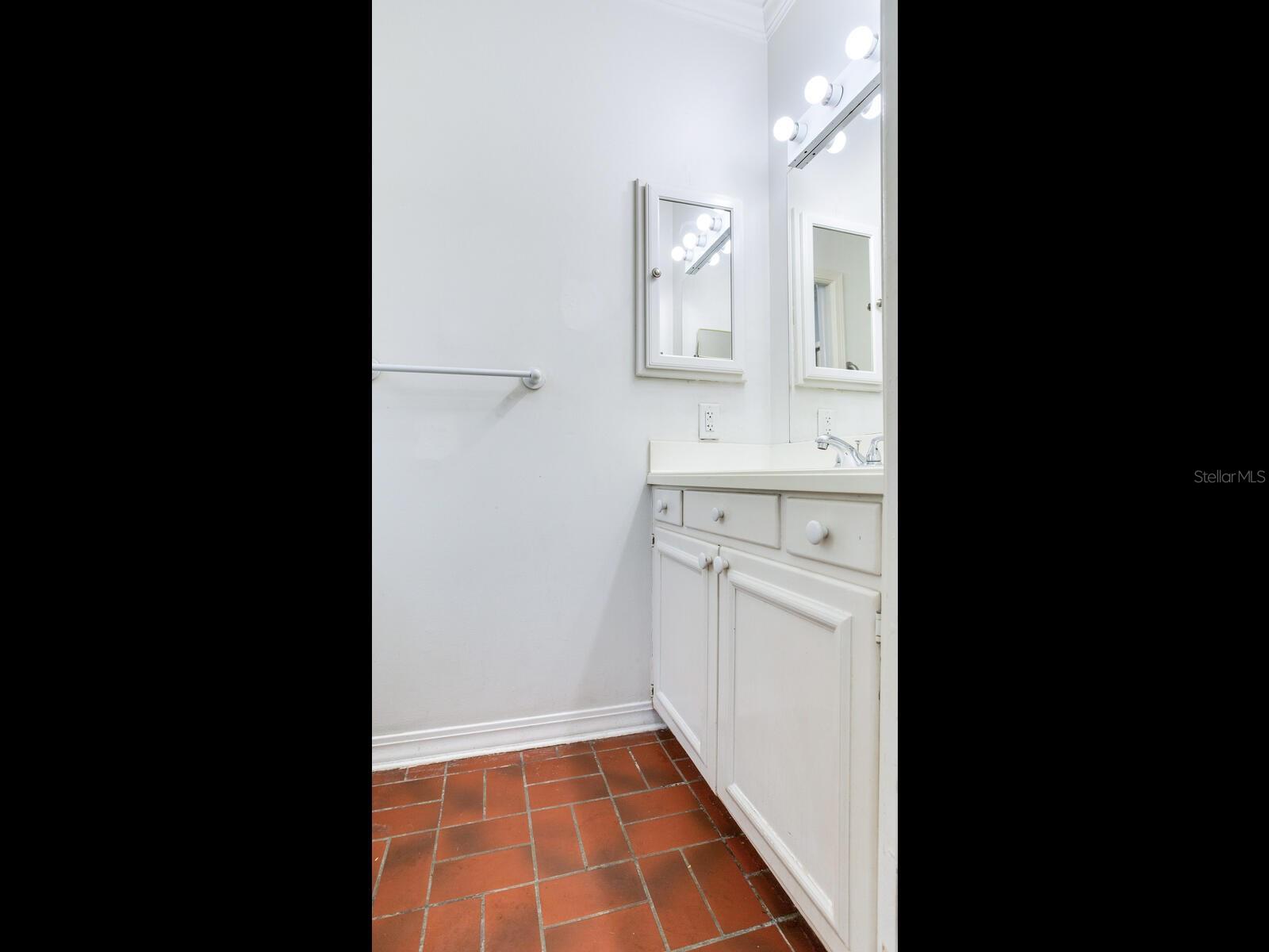 2902 W BAYSHORE CT