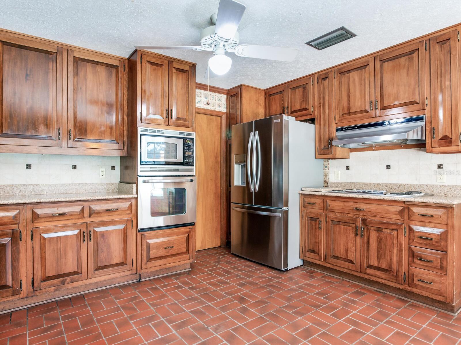 2902 W BAYSHORE CT