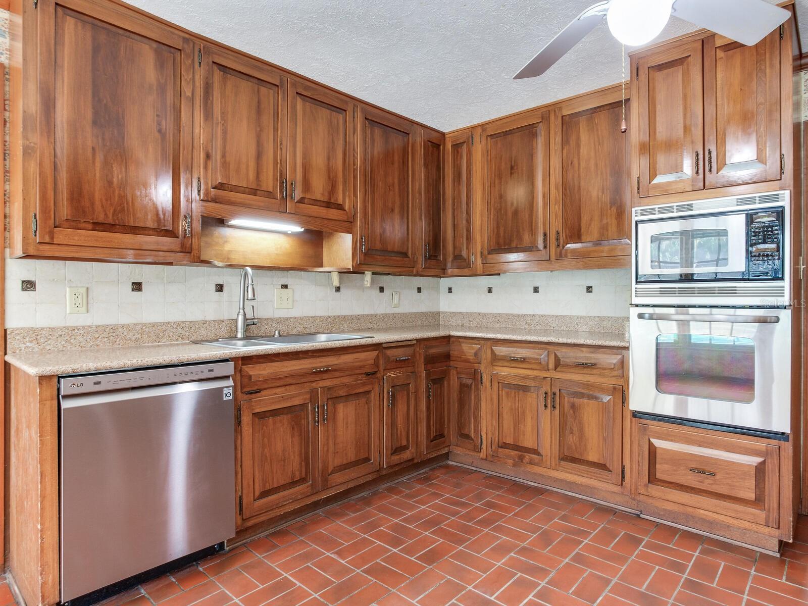 2902 W BAYSHORE CT