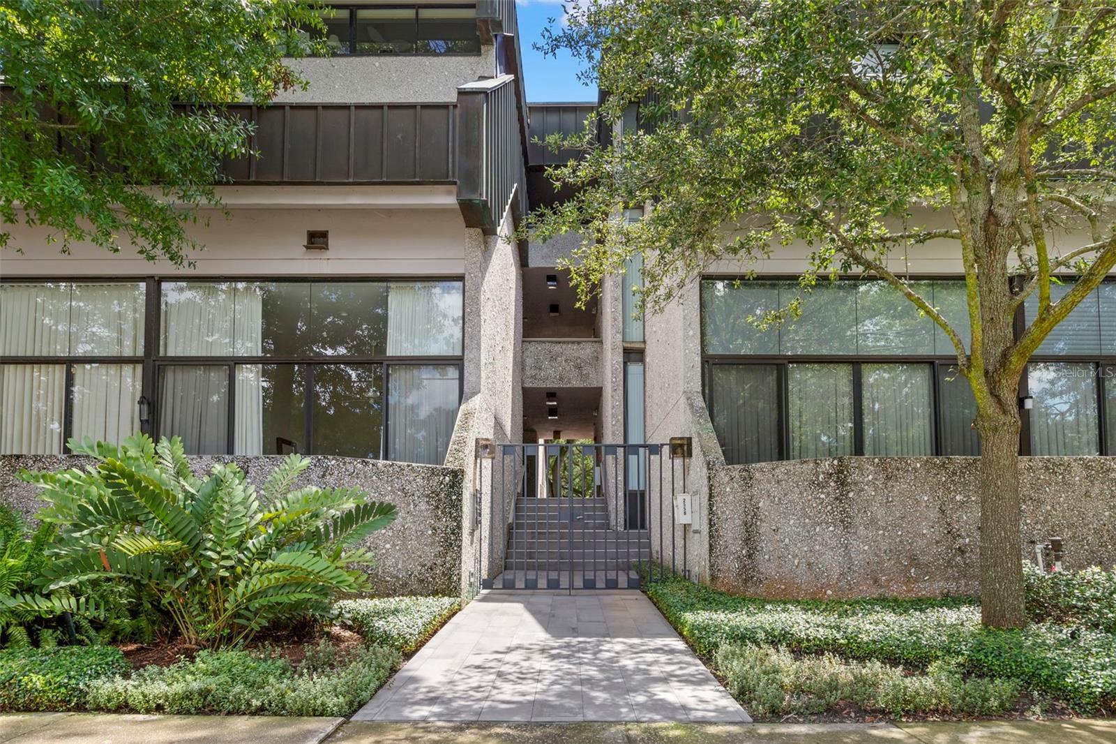 2552 W PALM DR