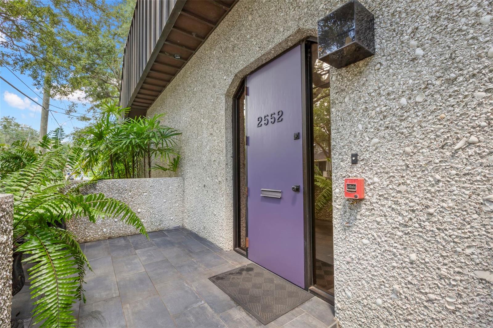 2552 W PALM DR