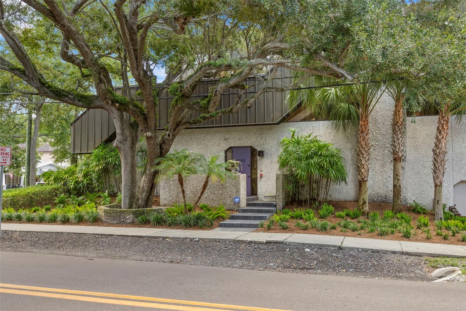2552 W PALM DR