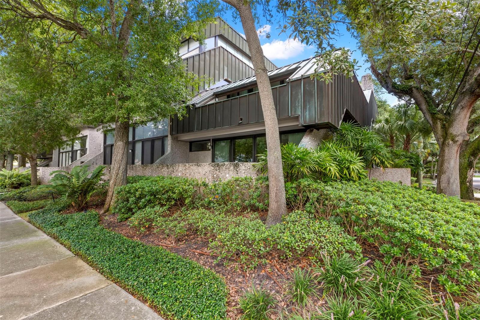 2552 W PALM DR