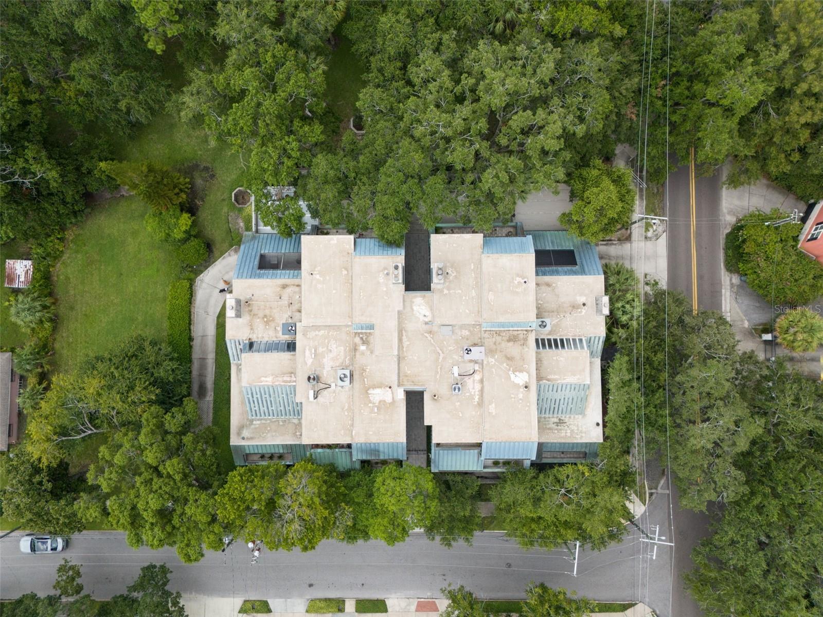 2552 W PALM DR