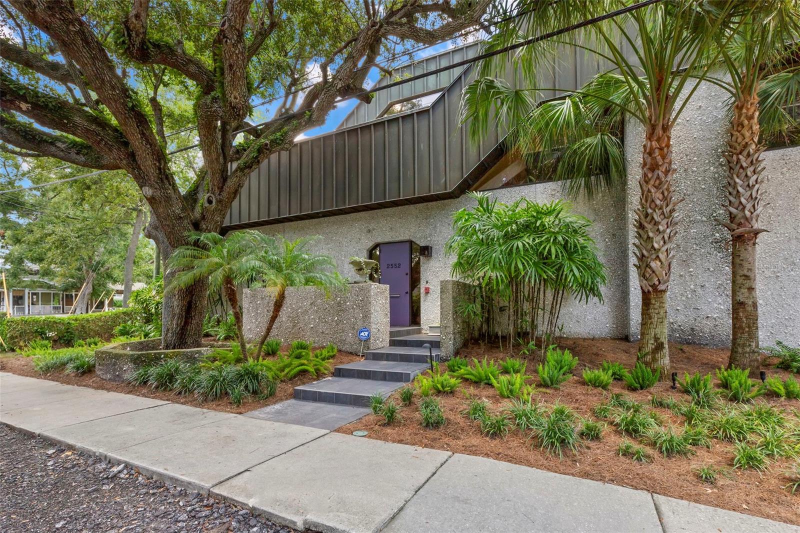 2552 W PALM DR