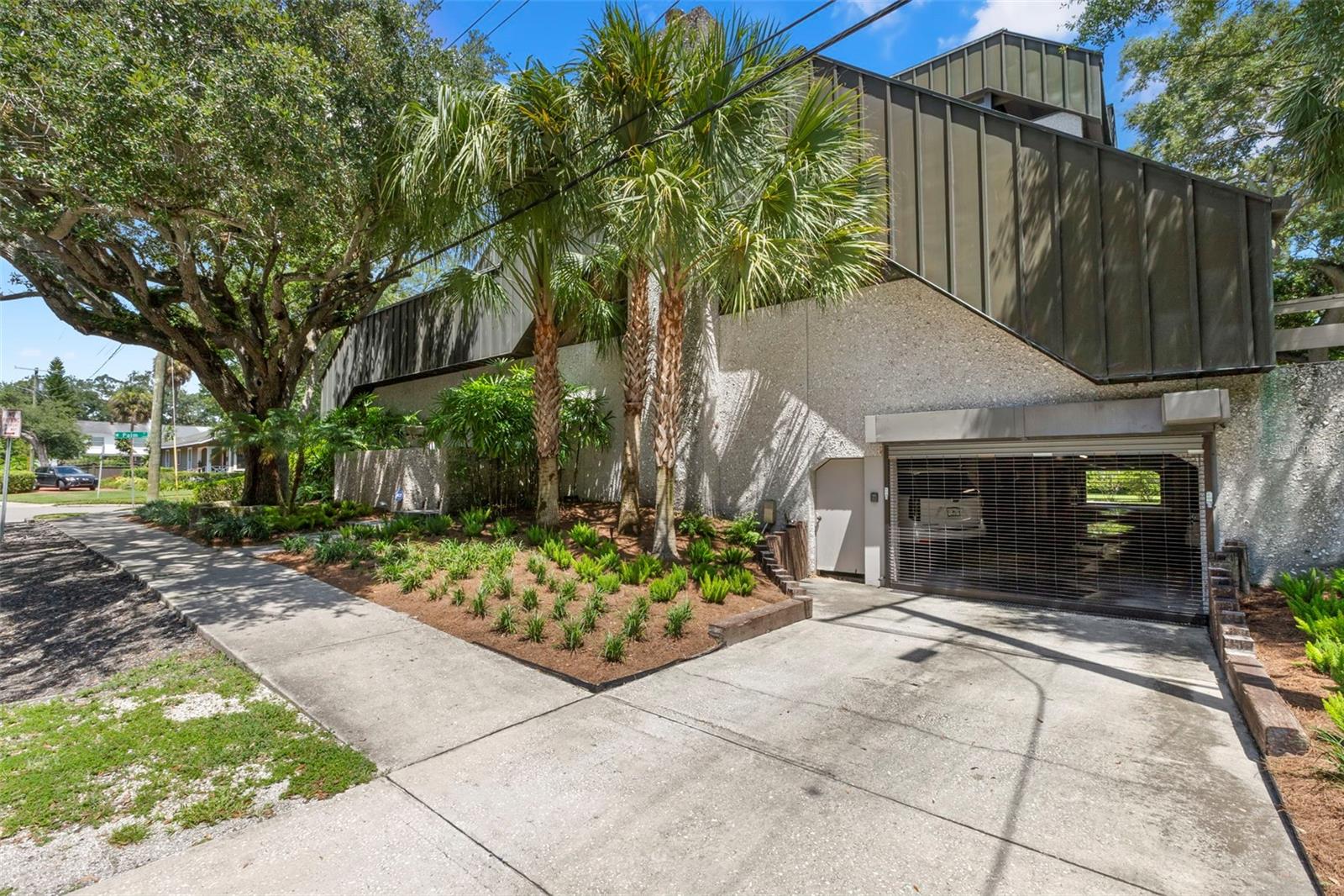 2552 W PALM DR