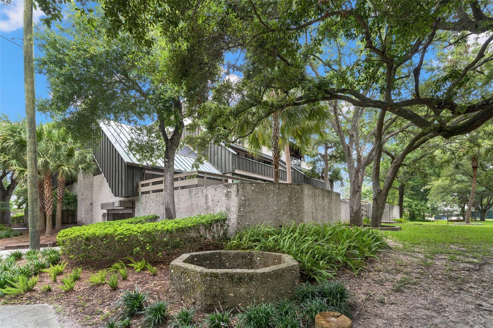 2552 W PALM DR