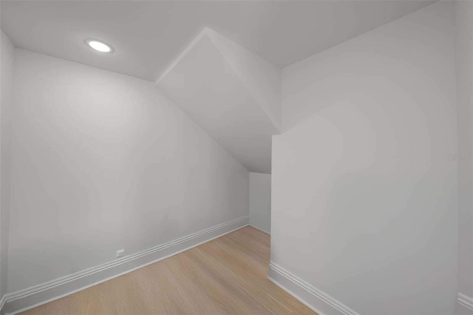 4005 W MULLEN AVE