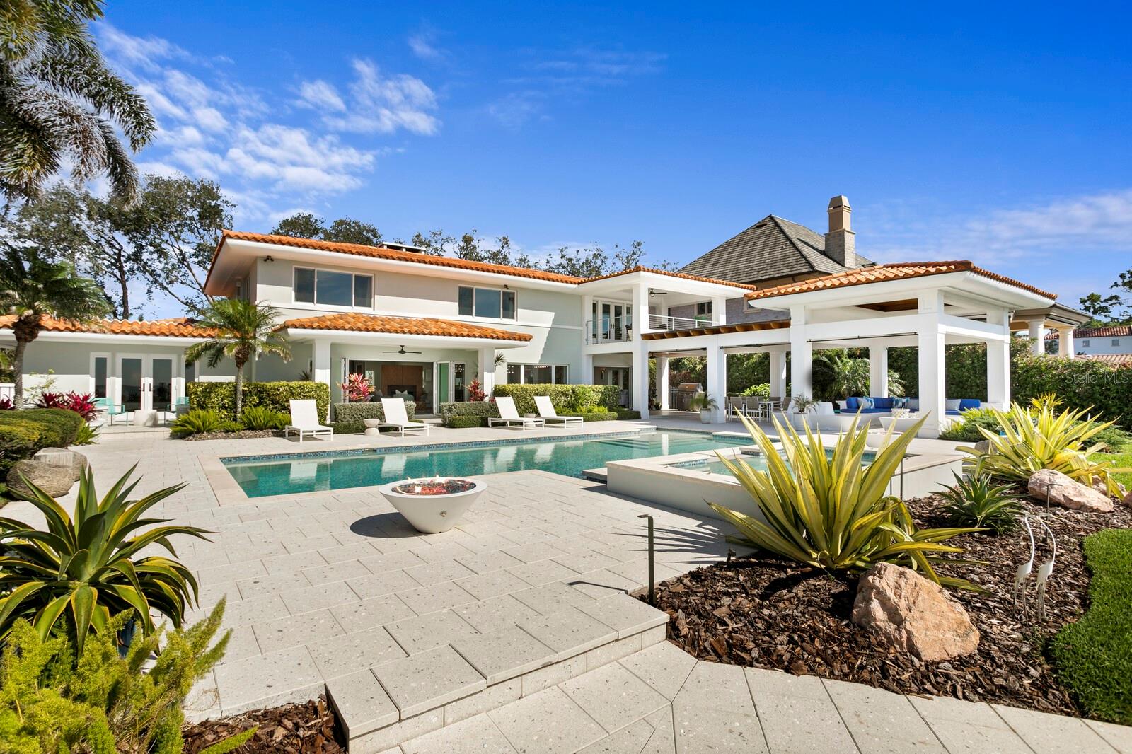 611 BRIGHTWATERS BLVD NE