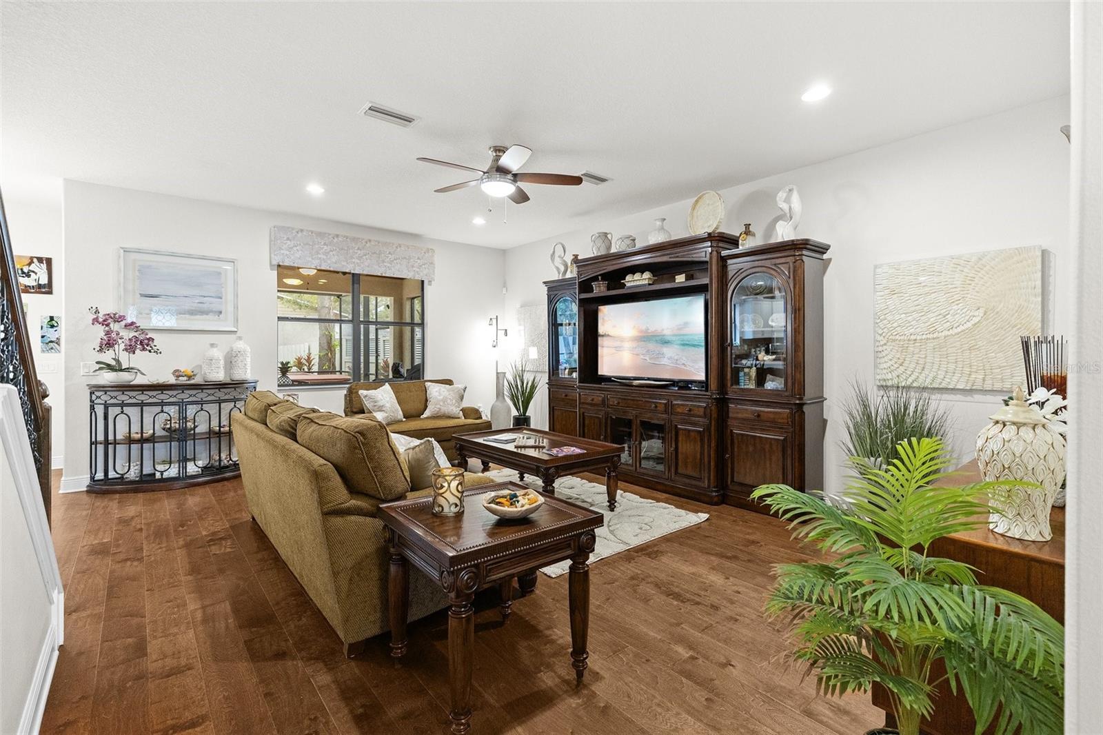 3605 E TAMPA CIR