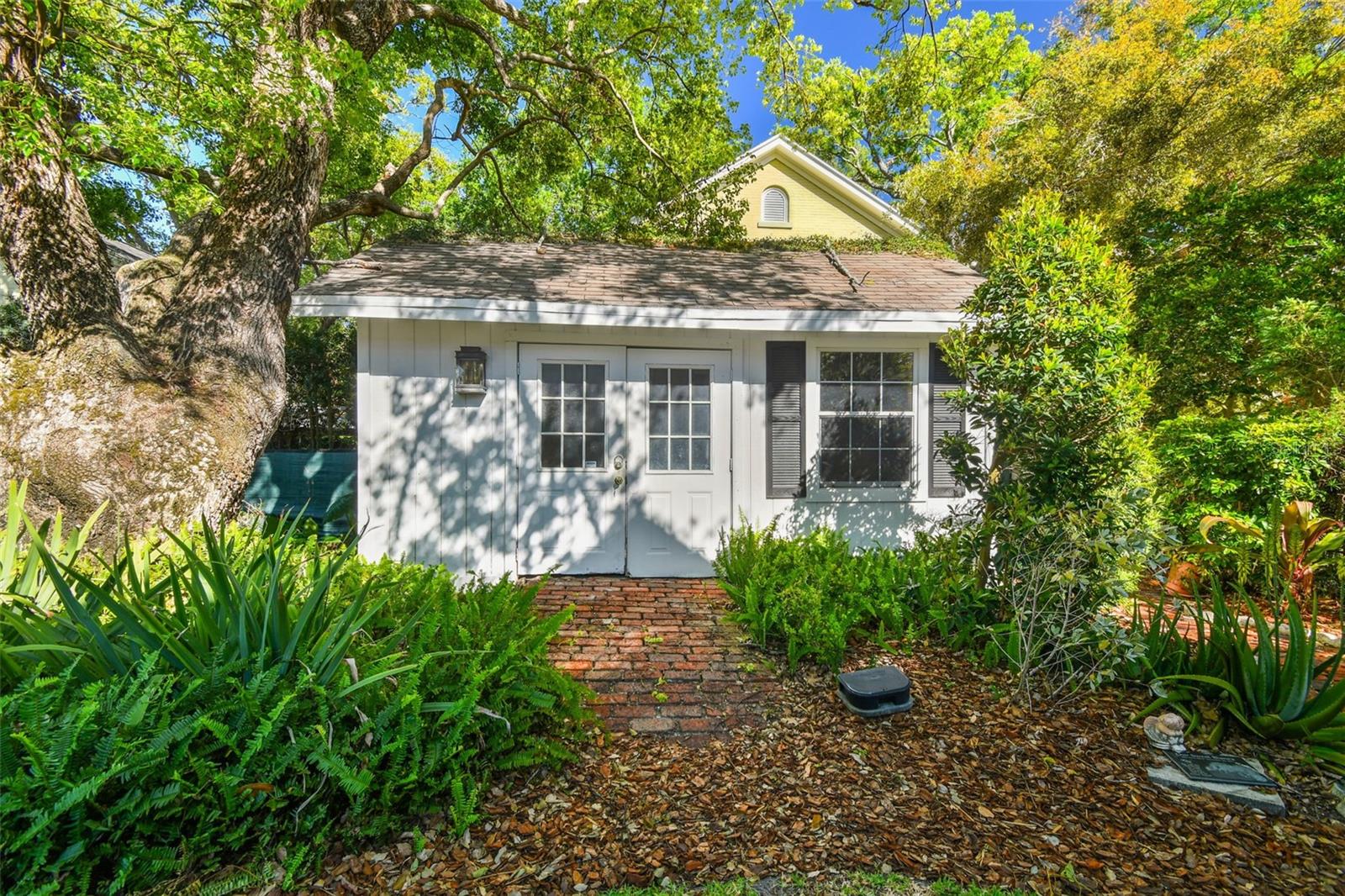 3313 W MULLEN AVE