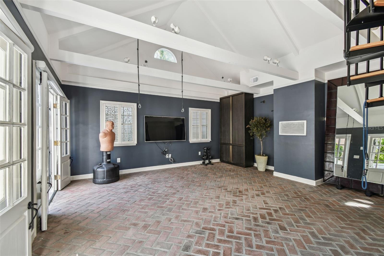 3313 W MULLEN AVE