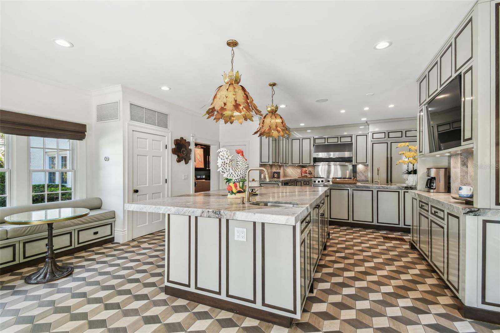 3313 W MULLEN AVE