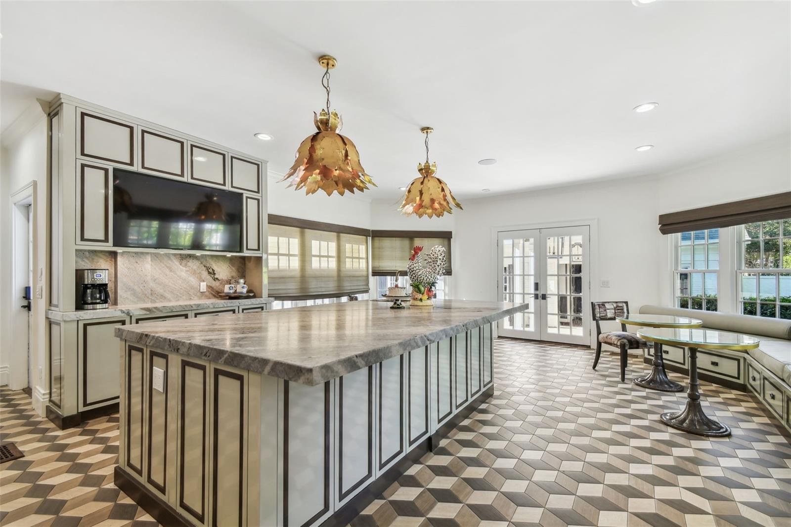 3313 W MULLEN AVE