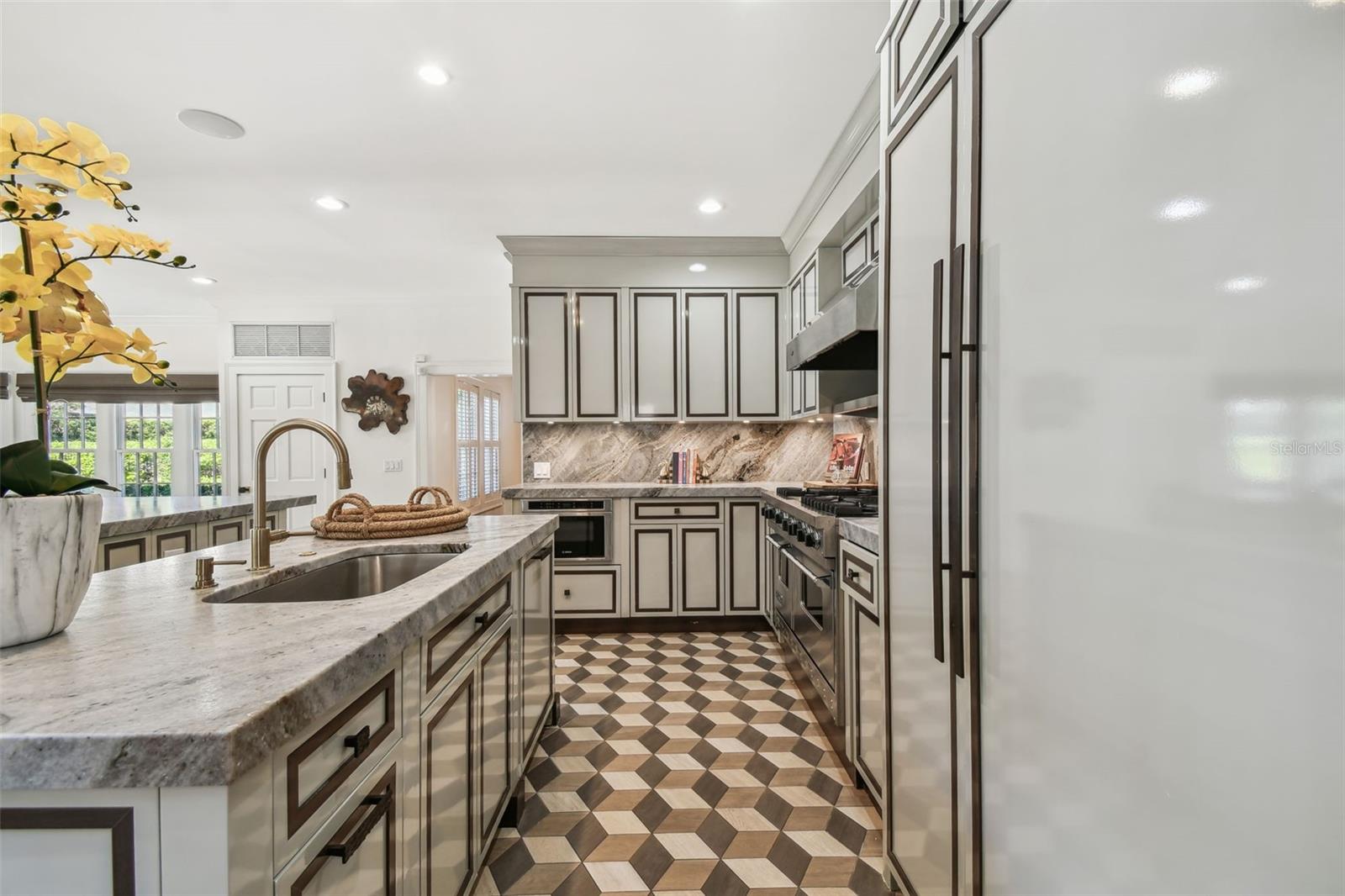 3313 W MULLEN AVE