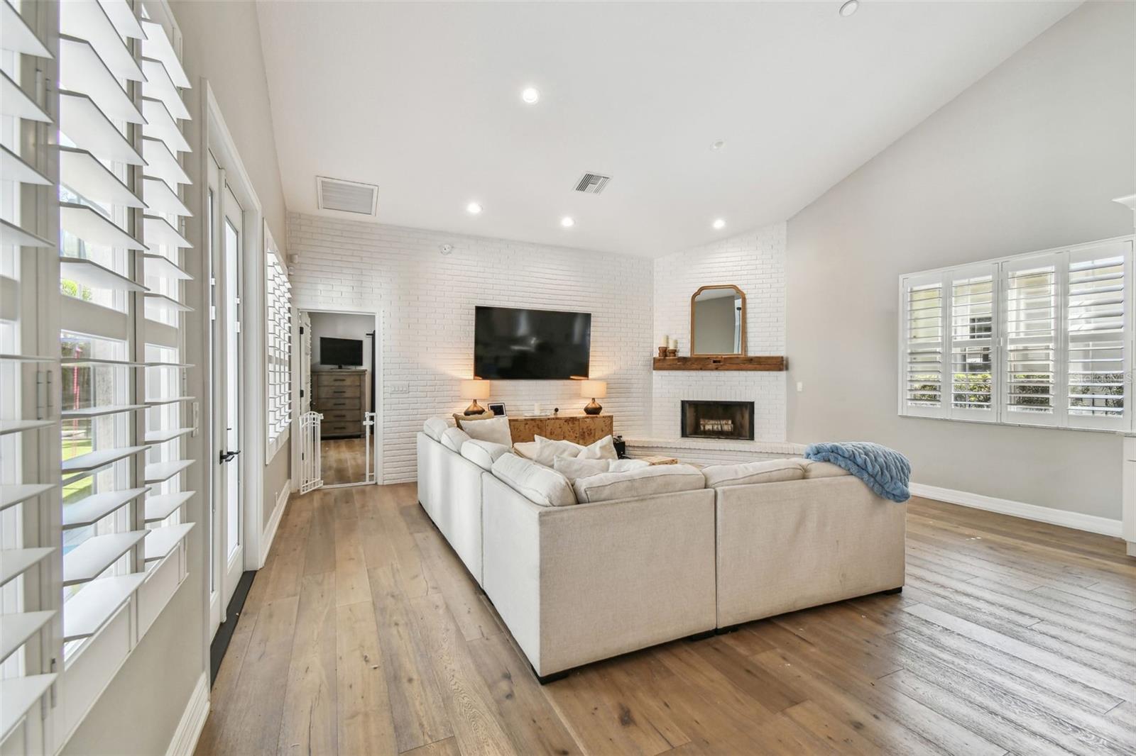 3209 W MORRISON AVE
