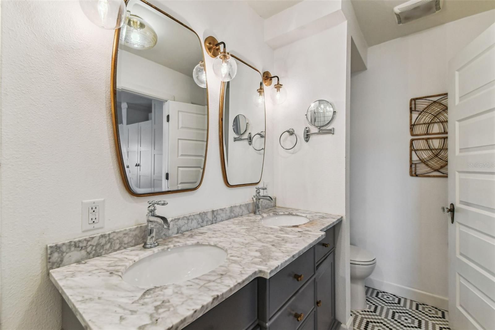 3004 W SAN MIGUEL ST