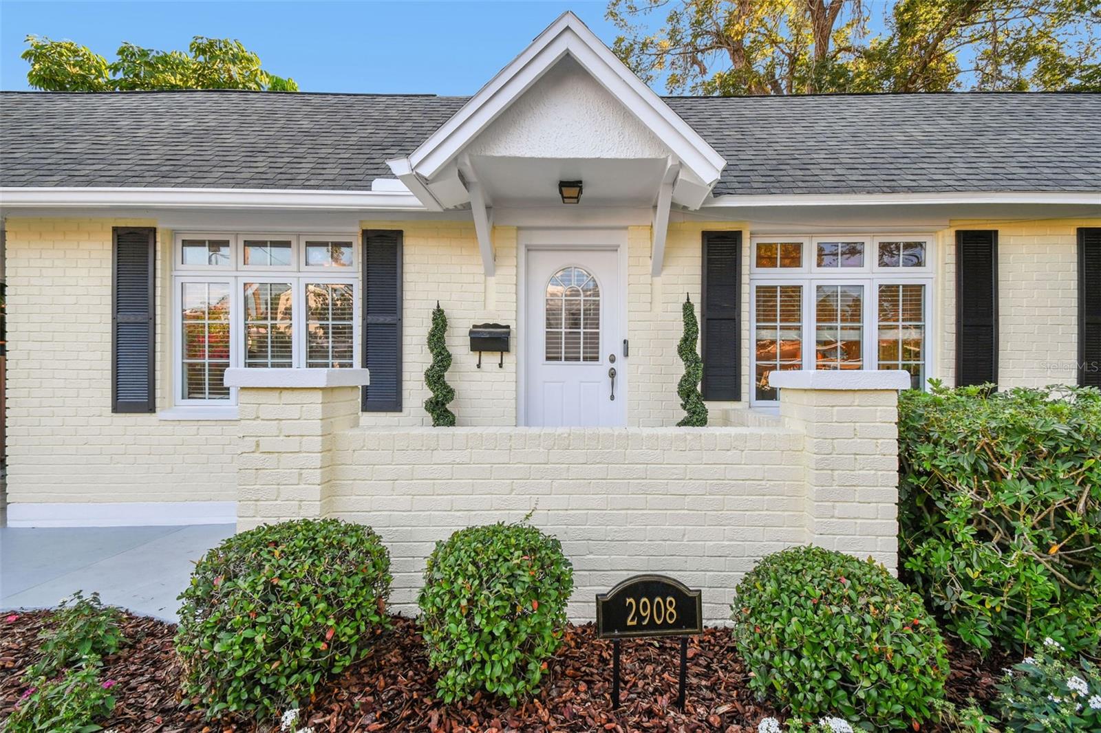 2908 W SAN ISIDRO ST