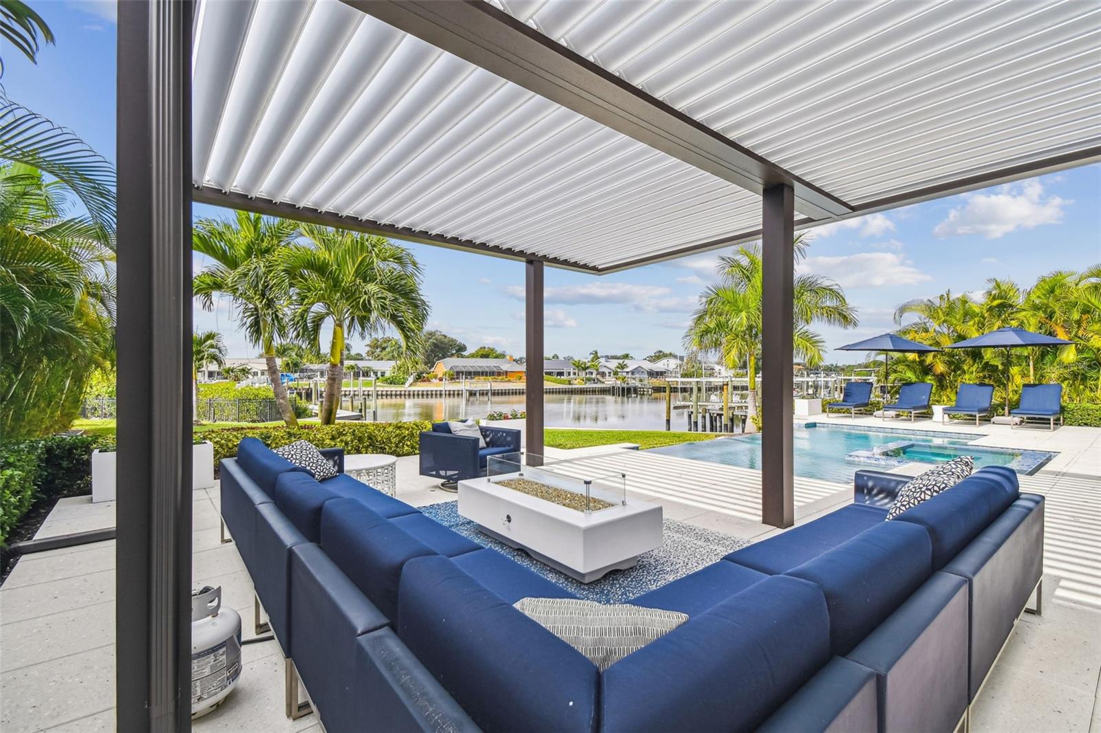 4054 ROCKY SHORES DR