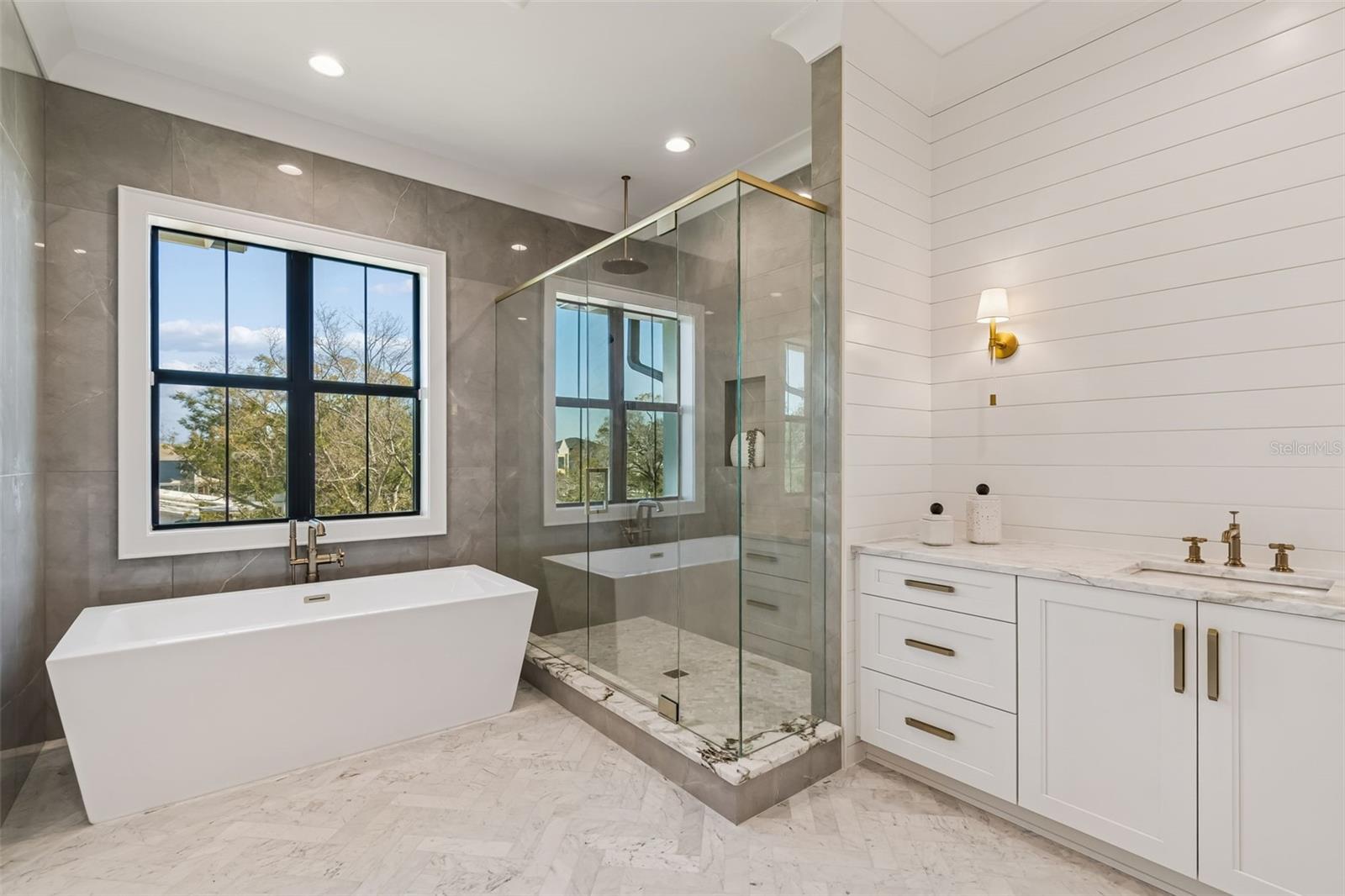 5032 W LONGFELLOW AVE