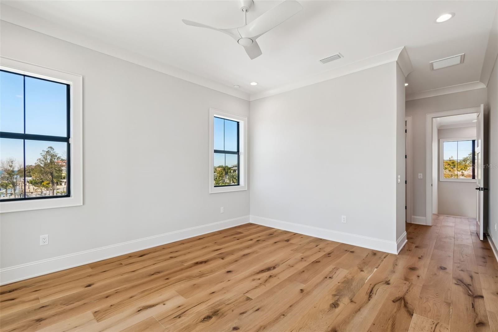 5032 W LONGFELLOW AVE