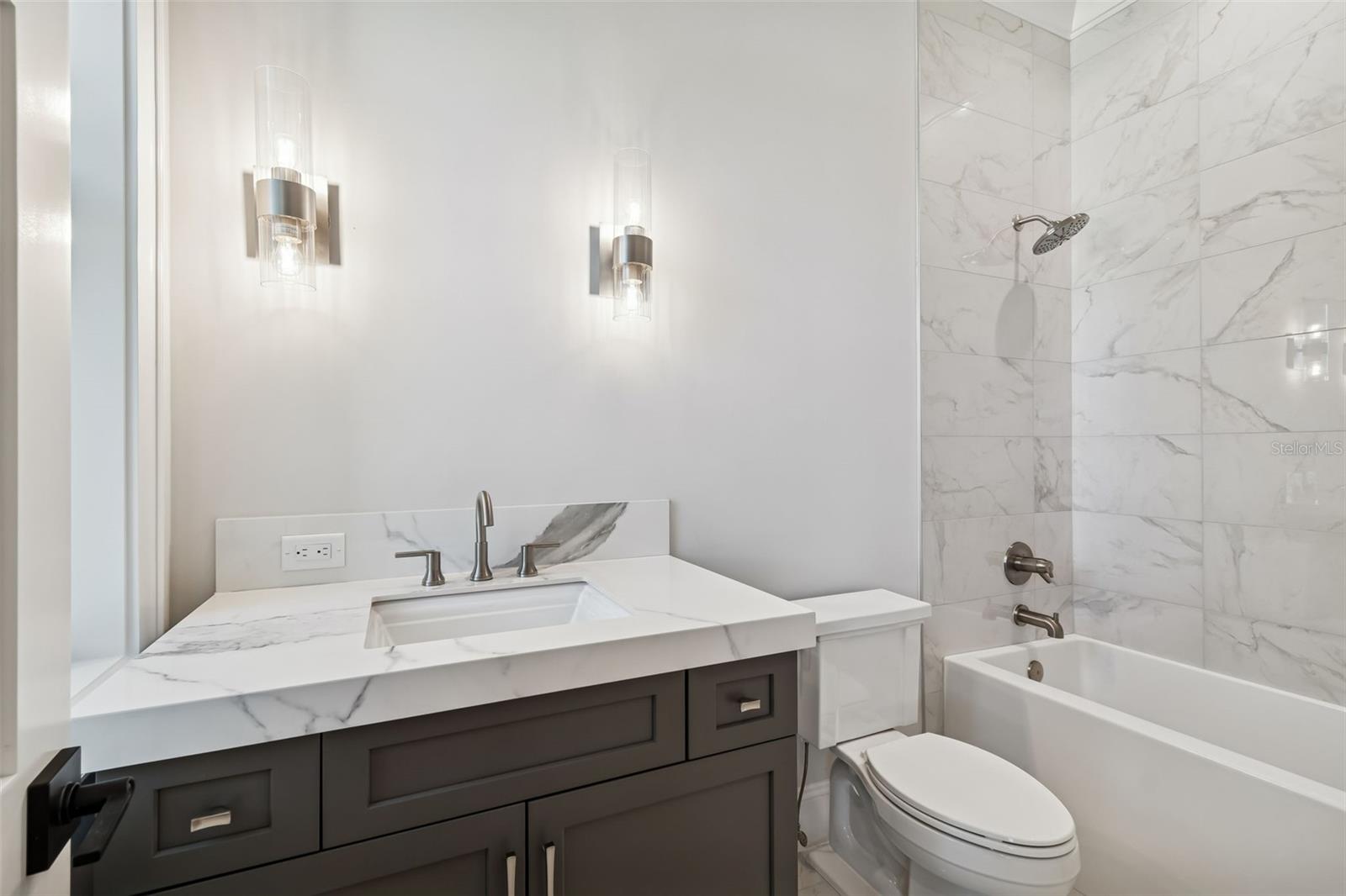 5032 W LONGFELLOW AVE