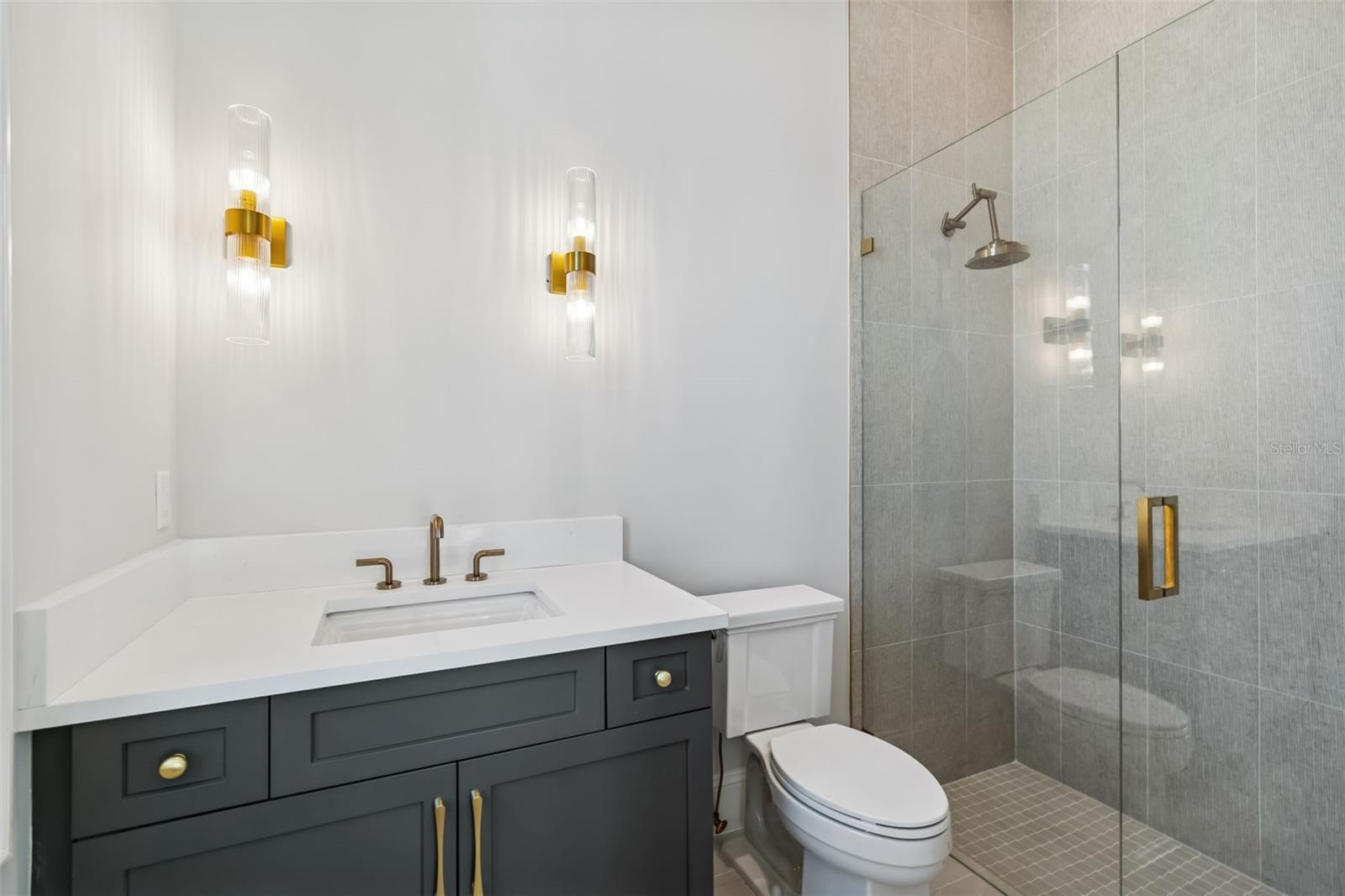 5032 W LONGFELLOW AVE