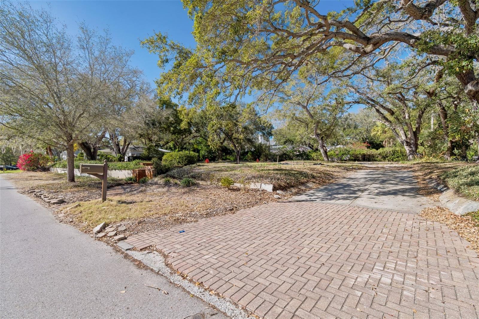 3015 W FAIR OAKS AVE