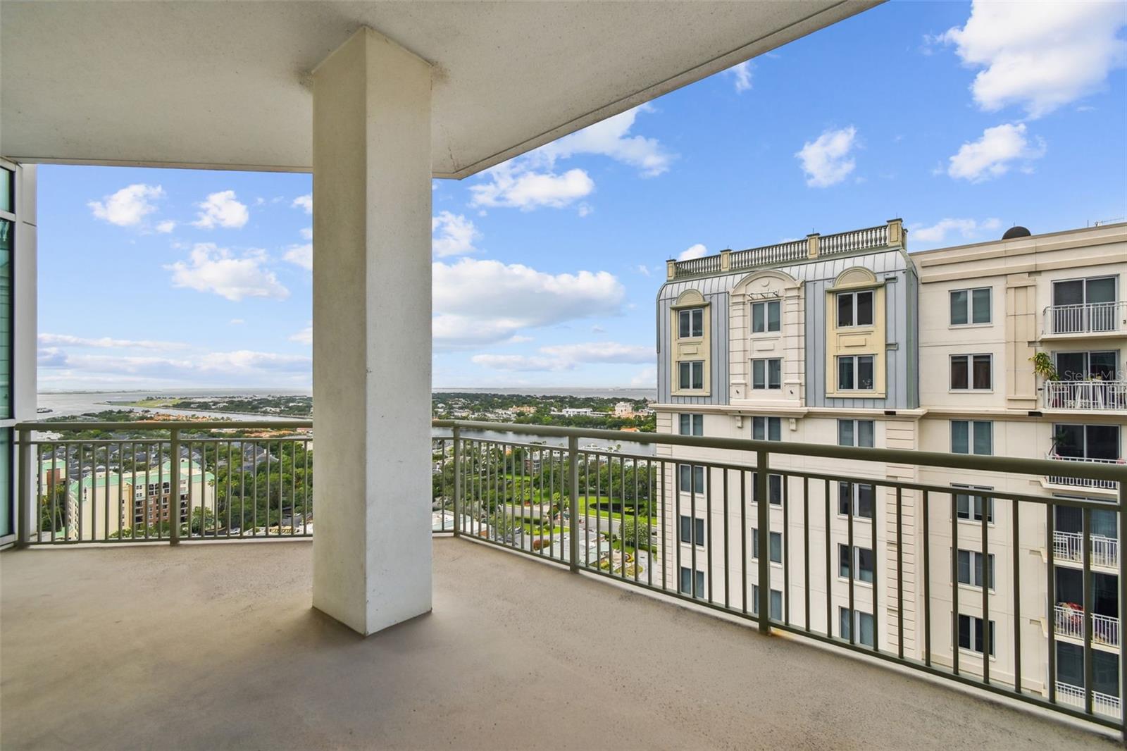 450 KNIGHTS RUN AVE #2004