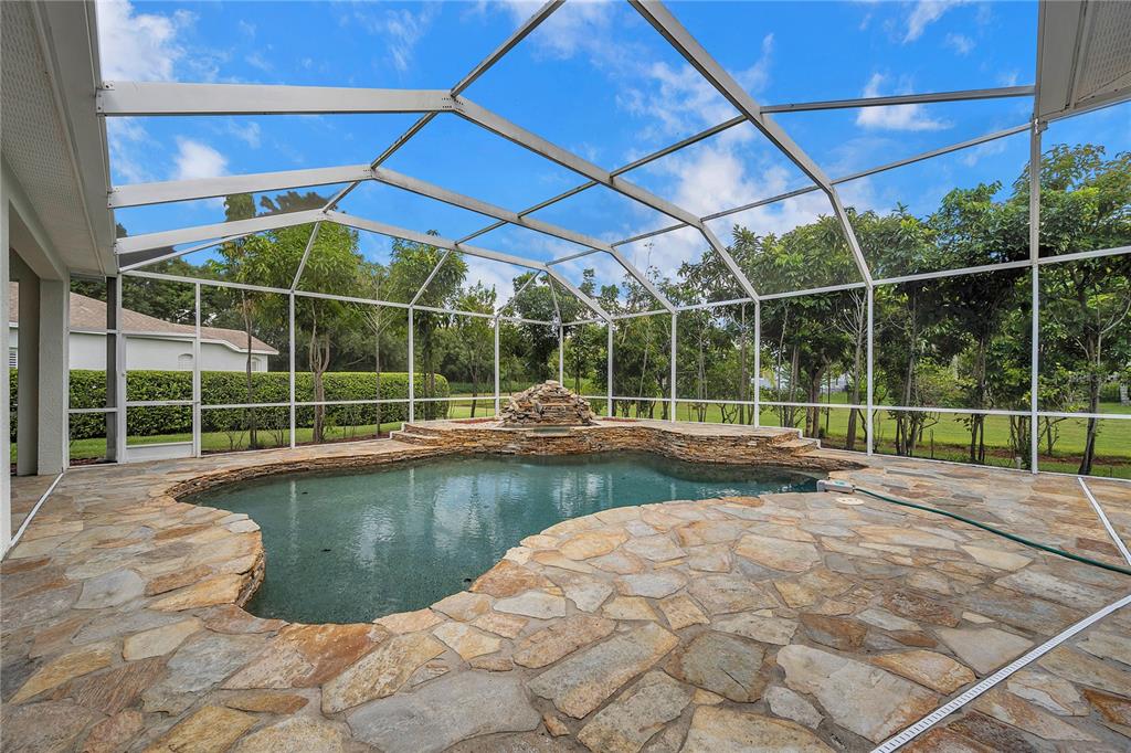 2102 CLIMBING IVY DR