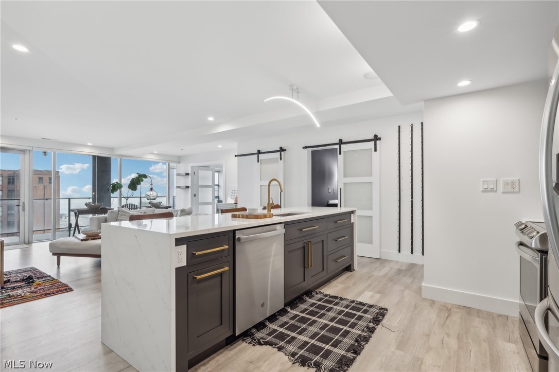 701 W Lakeside Avenue 502