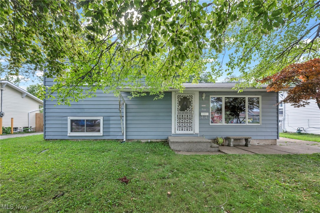 910 West Drive