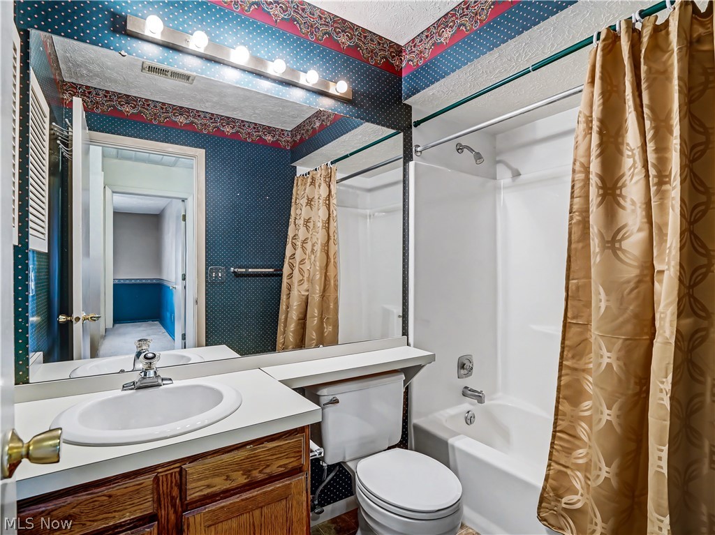 1207 W River Road N D3