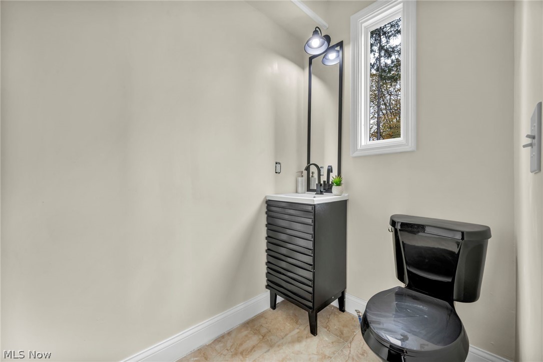 1555 W Market Street