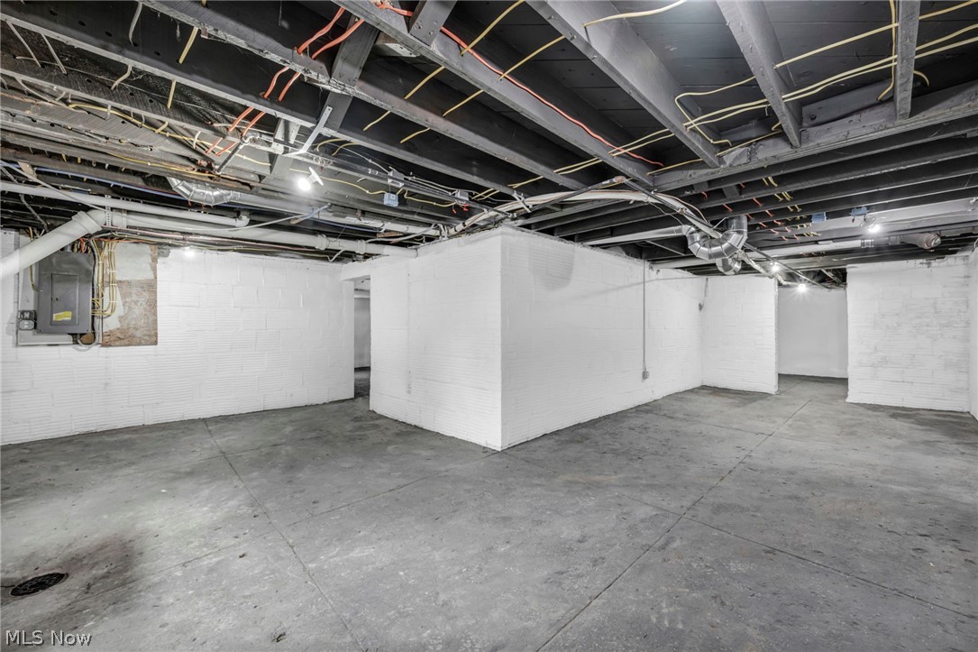 1555 W Market Street