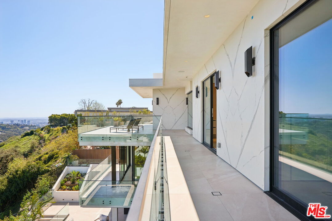 2180 Stradella Rd