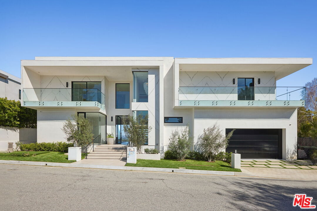 2180 Stradella Rd