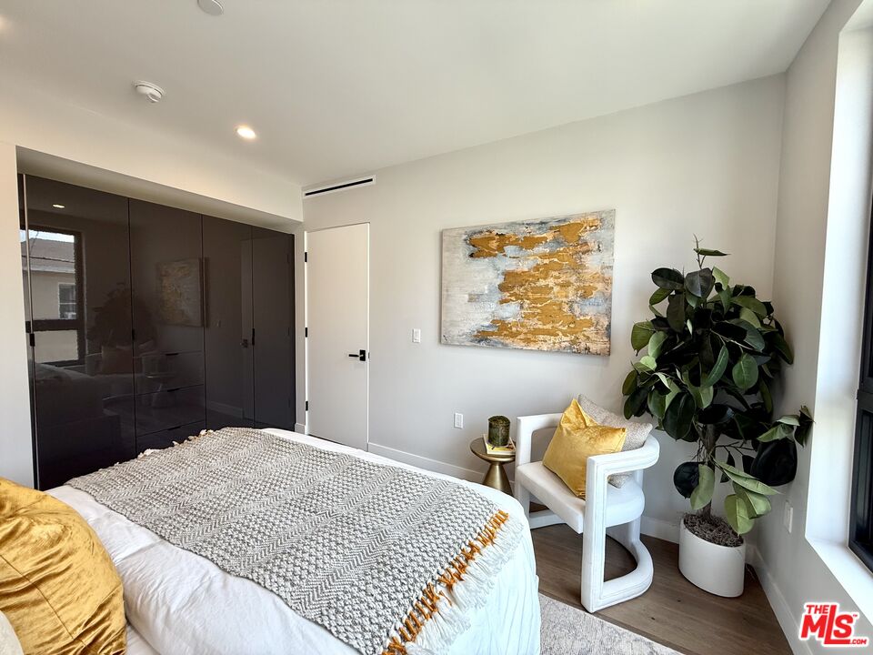 1017 N Croft Ave Unit: 303