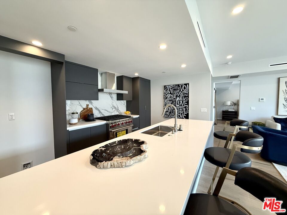 1017 N Croft Ave Unit: 303