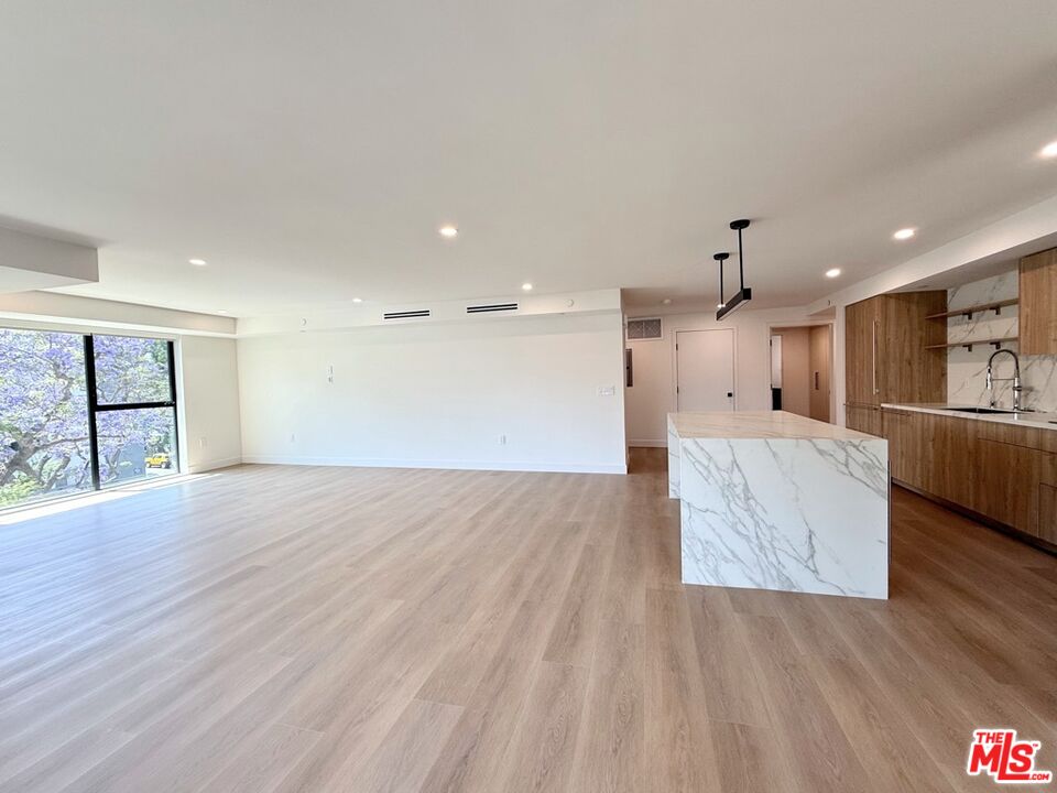 350 N Palm Dr Unit: 401
